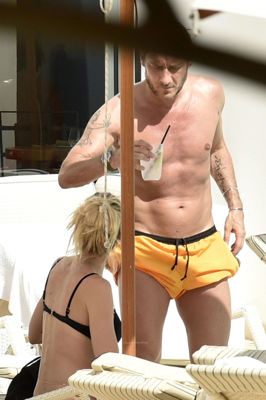 Francesco Totti &amp; Ilary Blasi Enjoy a Day at the Pool in Sardinia (7 Photos)