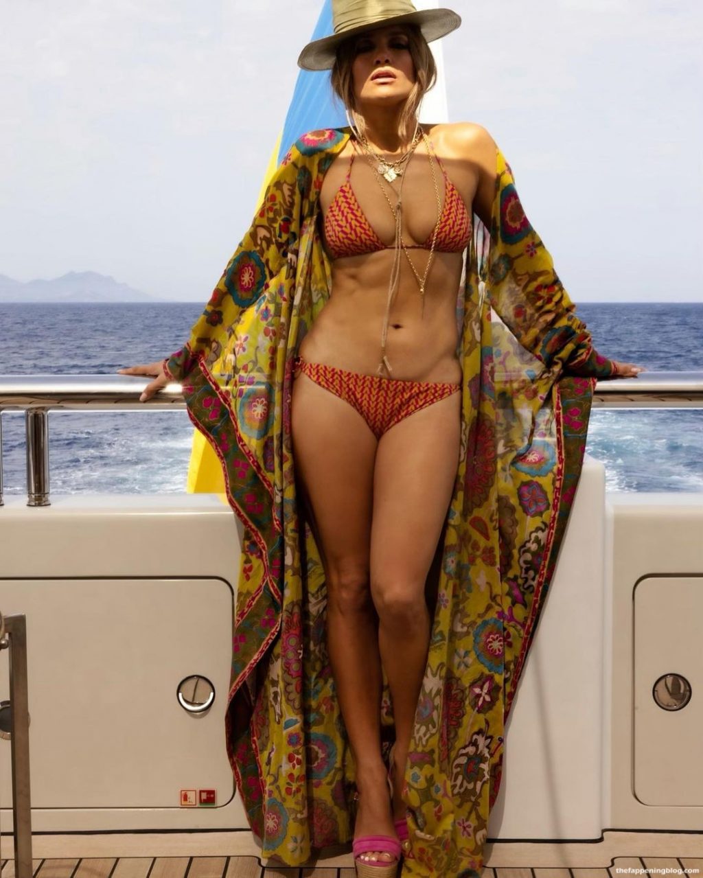 Jennifer Lopez Sexy (12 Photos + Video)