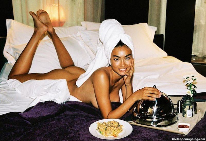 Kelly Gale Nude &amp; Topless Collection (44 Photos)