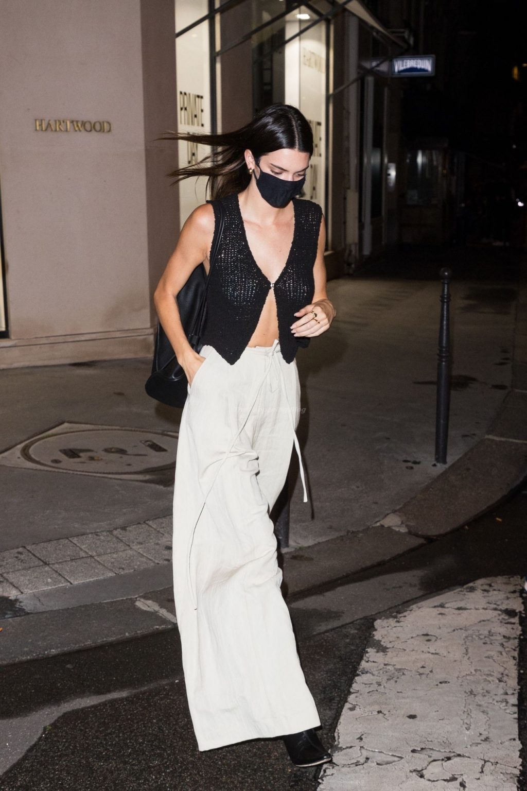 Braless Kendall Jenner Spends Her Night at Dinand par Ferdi Club in Paris (22 Photos)