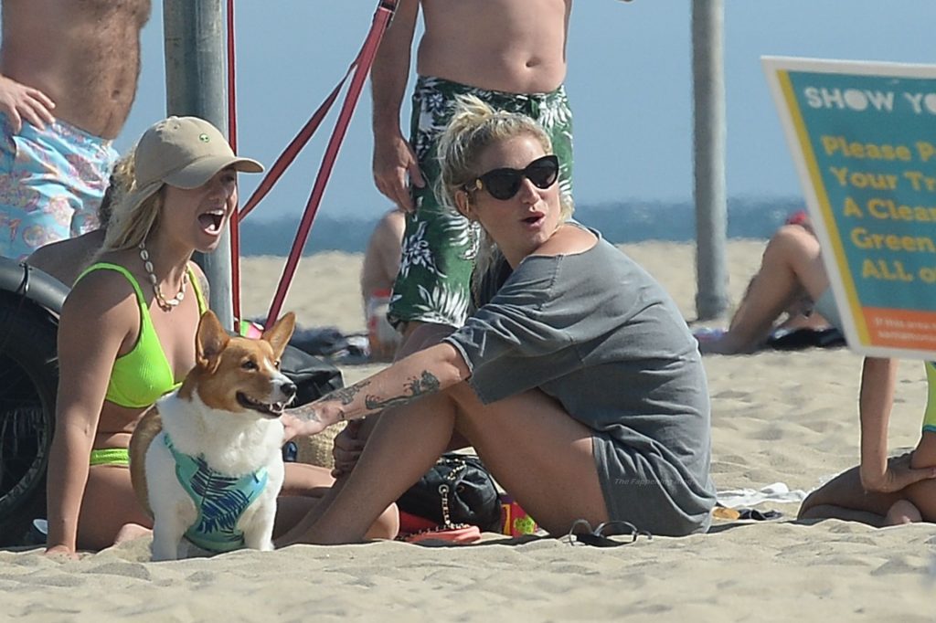 Kesha Hits the Beach With Friends in LA (72 Photos)