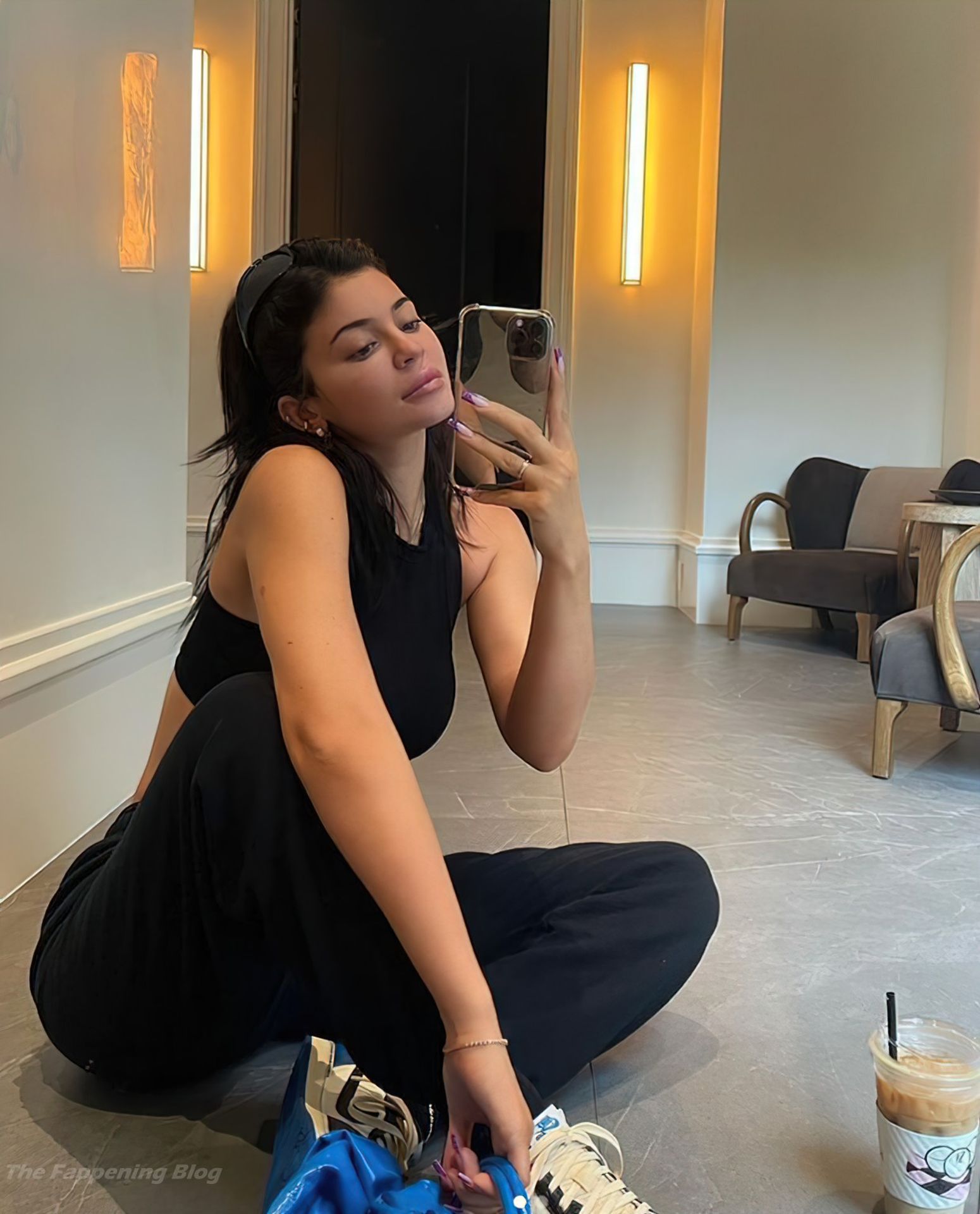 Kylie-Jenner-Sexy-Selfie.jpg