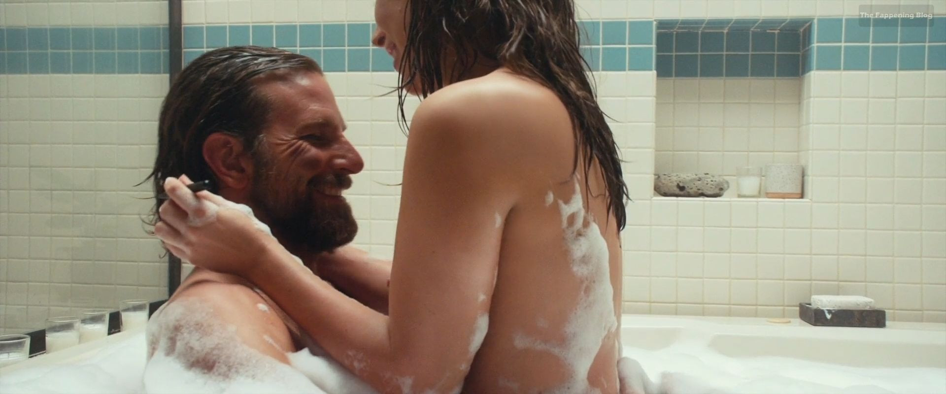 Lady Gaga & Bradley Cooper Bathing Together in 'A Star is Born&apo...