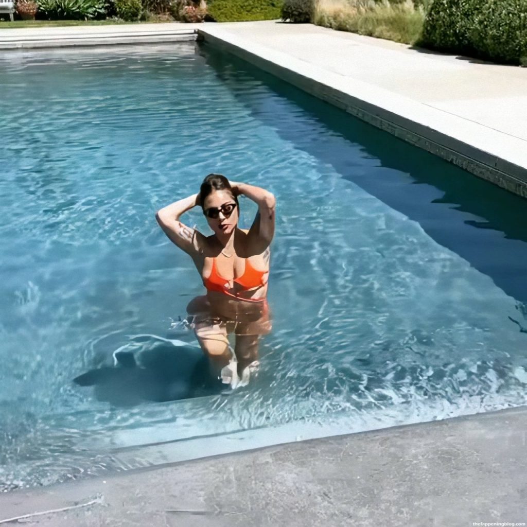 Lady Gaga Looks Hot in a Bikini (5 Pics + Video)