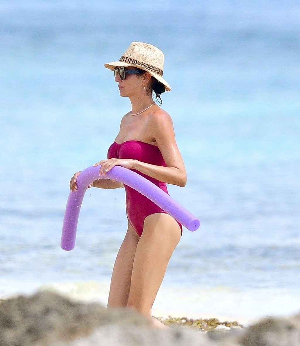 Lauren Silverman &amp; Simon Cowell Enjoy a Family Day Out at the Beach on Holiday in Barbados (35 Photos)