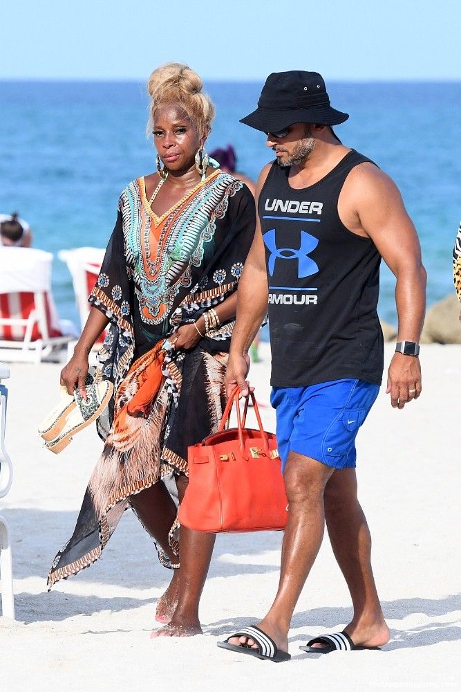Mary J. Blige Looks Cute in a Blue Bikini on the Beach in Miami (45 Photos)