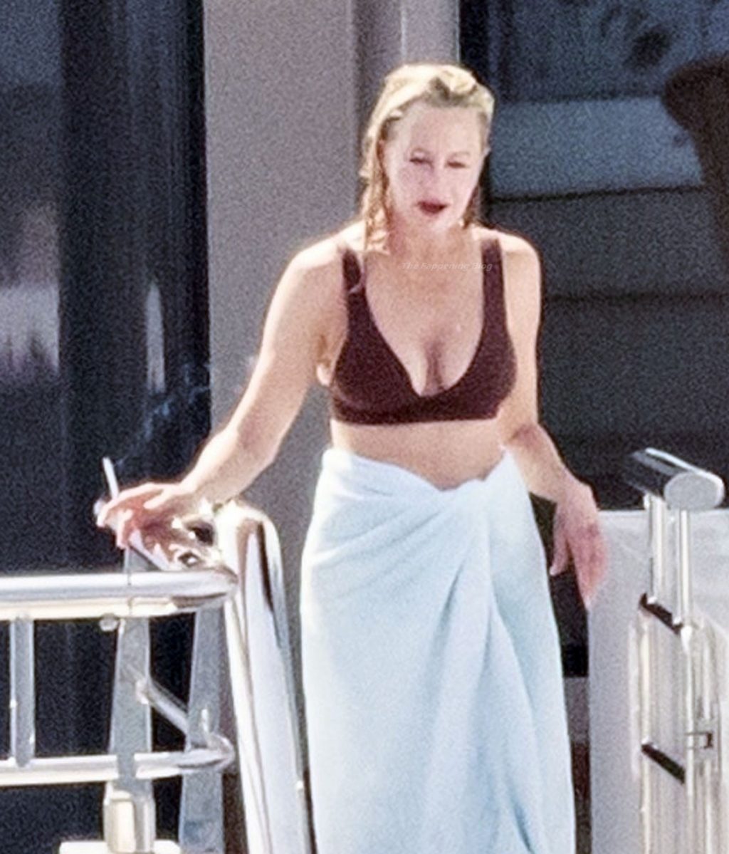 Melanie Griffith Takes a Swim Out in the Warm Italian Waters on Her Holiday in Nerano (30 Photos)