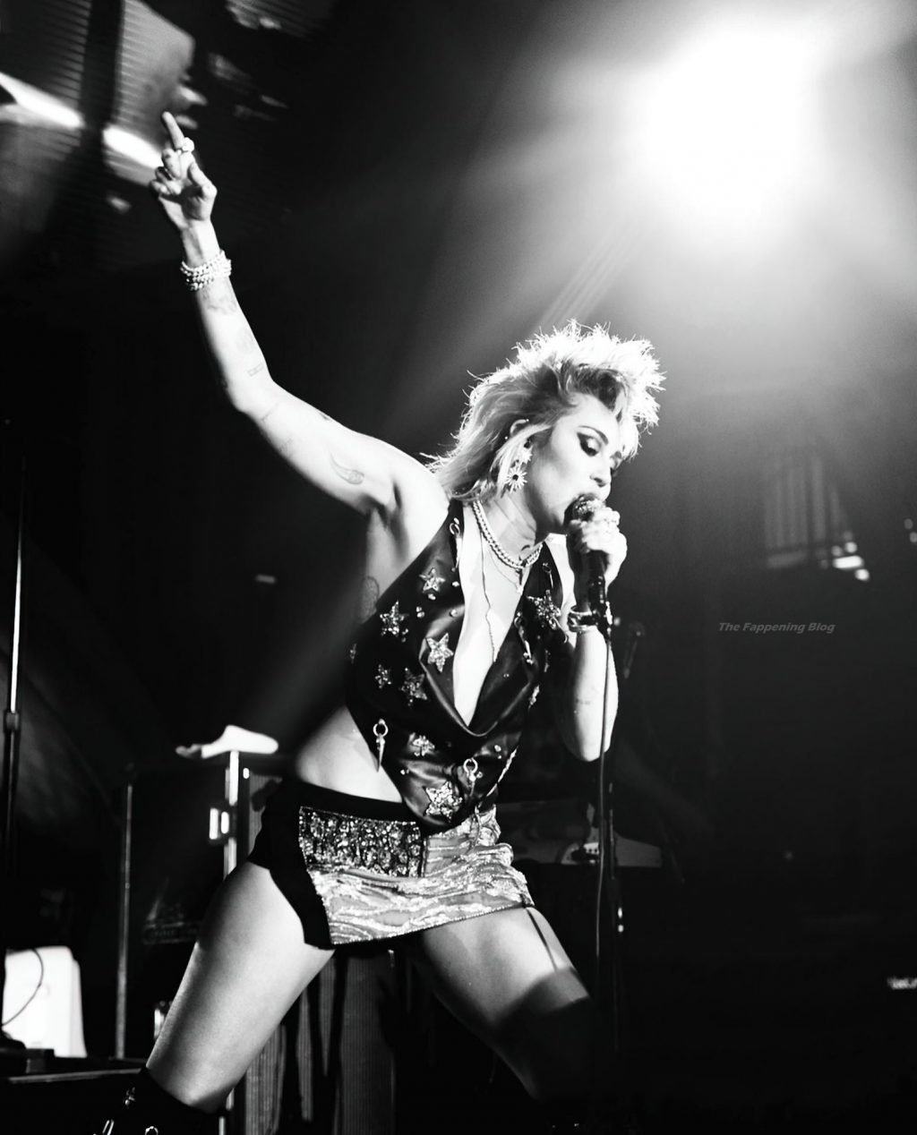 Miley Cyrus Performs at Resorts World Las Vegas (56 Photos + Video)