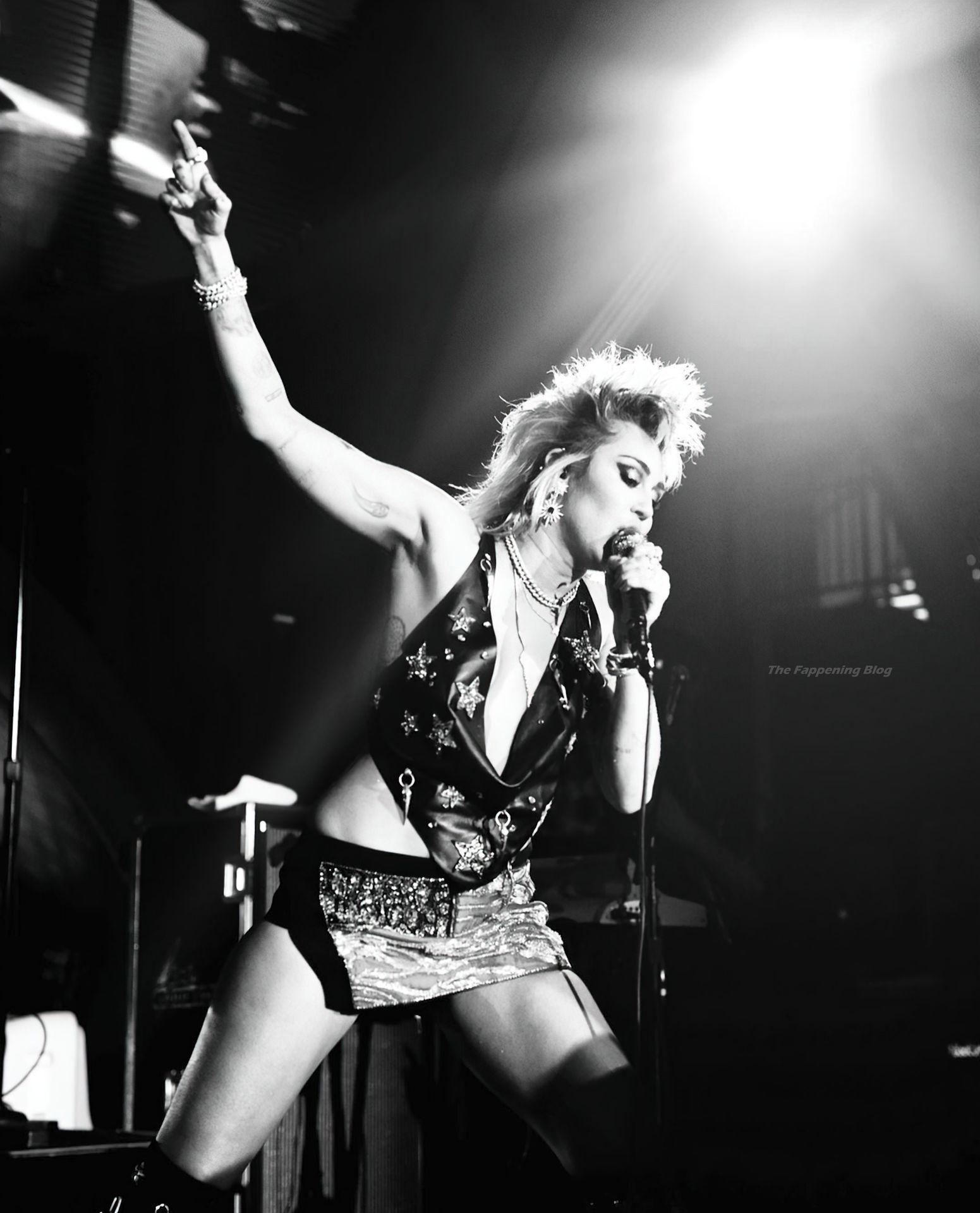 Miley-Cyurs-Racy-Performance-1-thefappeningblog.com_.jpg