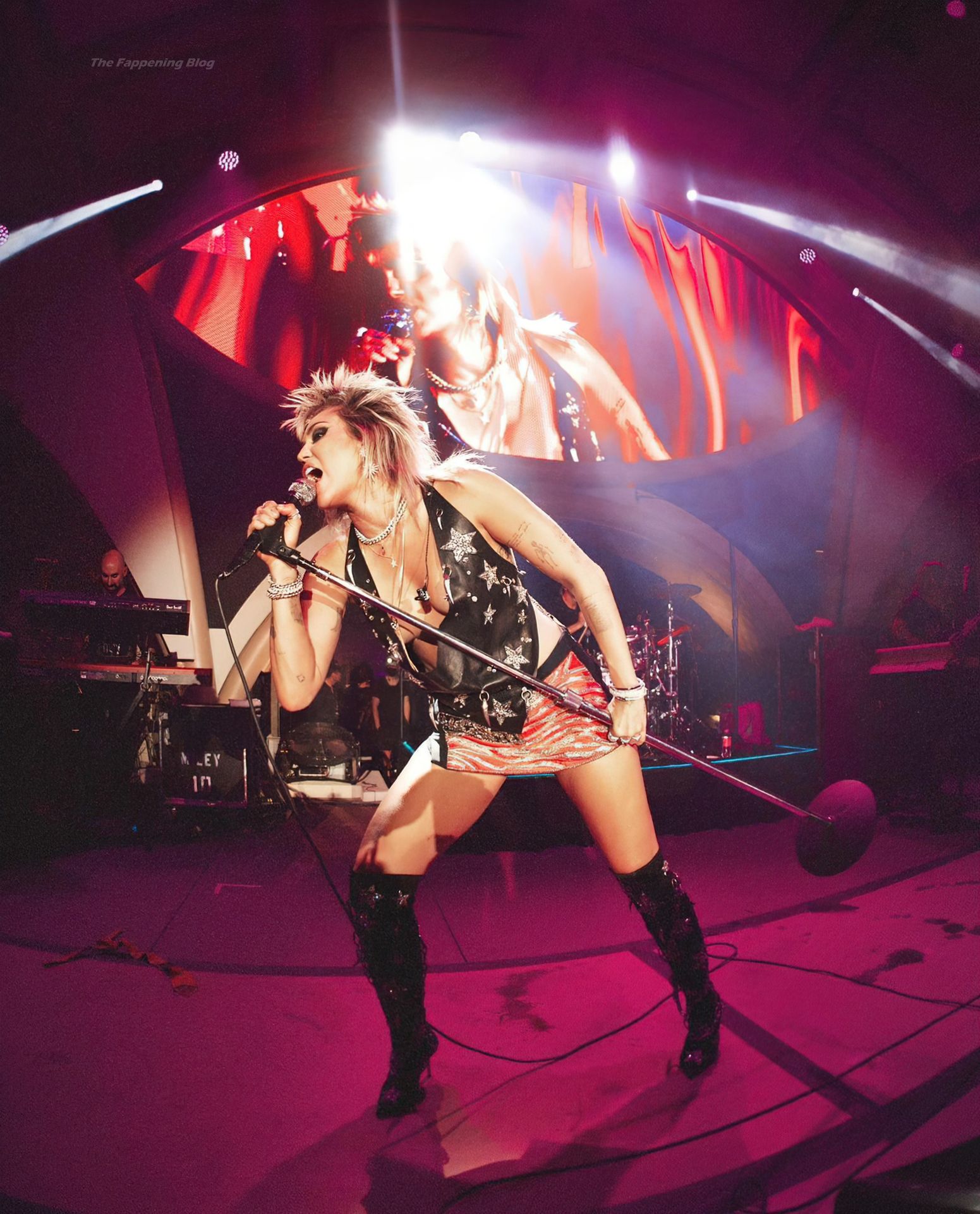 Miley-Cyurs-Racy-Performance-10-thefappeningblog.com_.jpg