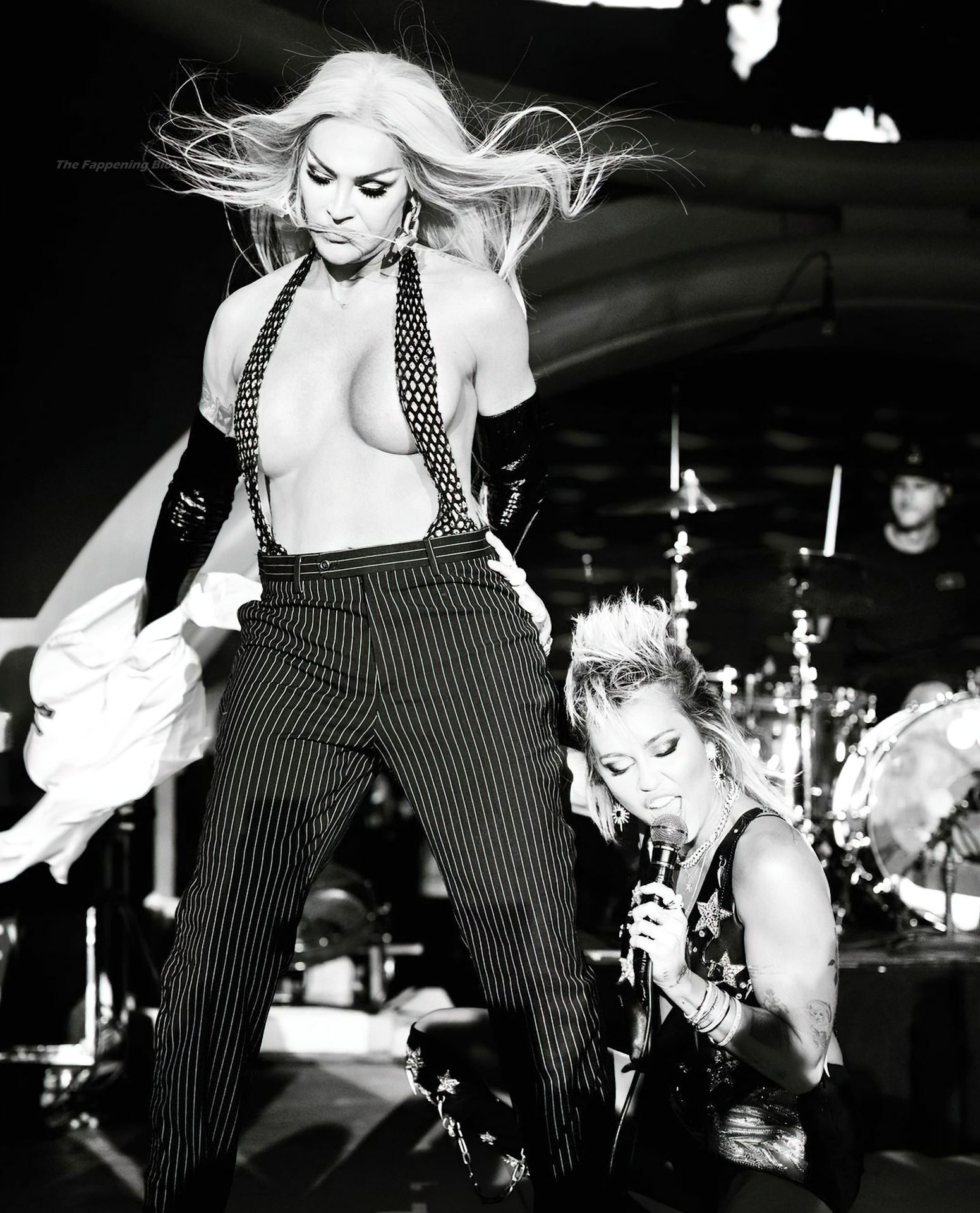Miley-Cyurs-Racy-Performance-4-thefappeningblog.com_.jpg