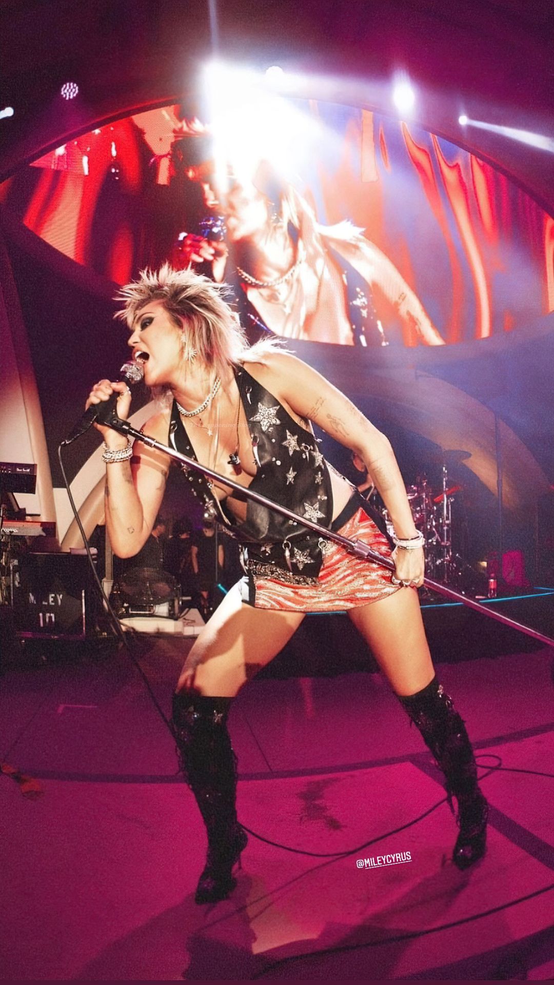 Miley-Cyurs-Racy-Performance-42-thefappeningblog.com_.jpg
