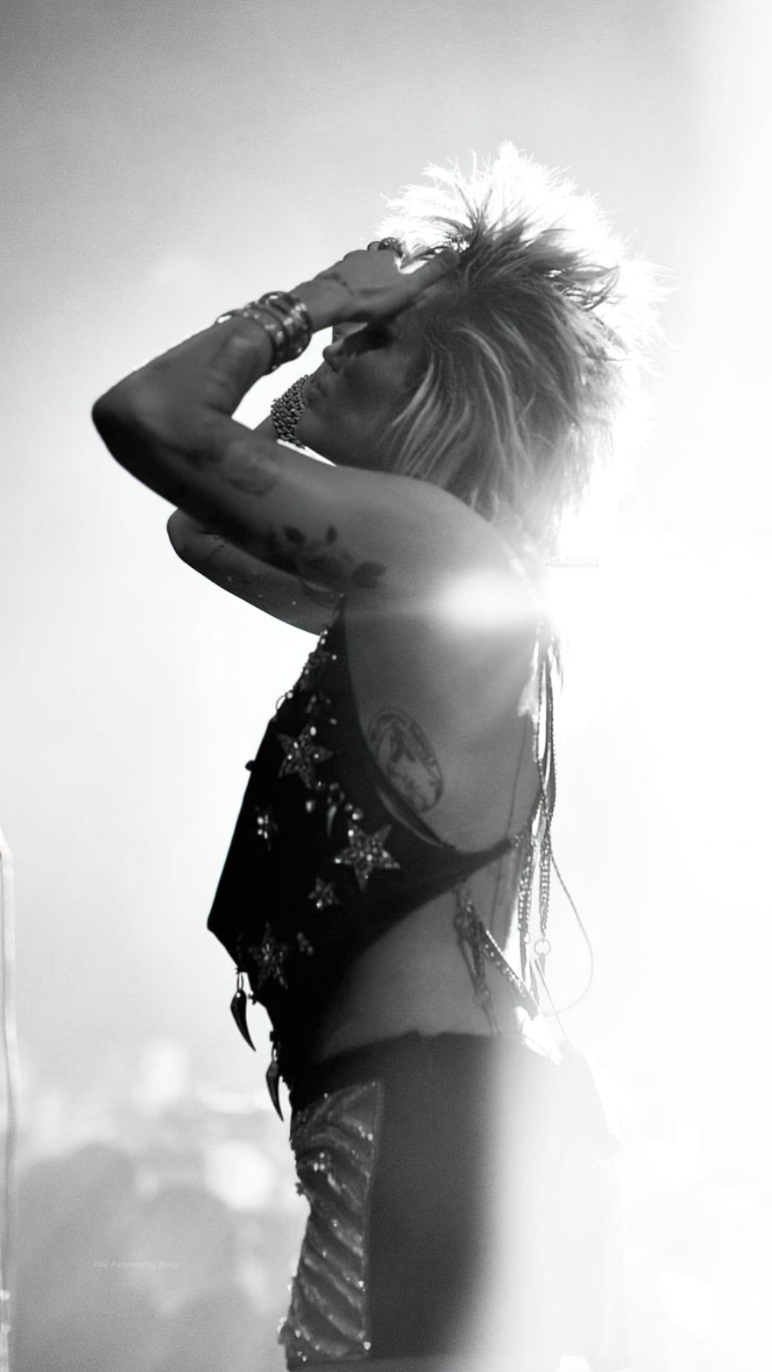 Miley-Cyurs-Racy-Performance-43-thefappeningblog.com_.jpg