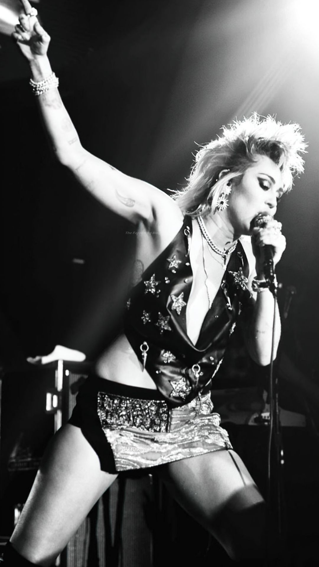 Miley-Cyurs-Racy-Performance-44-thefappeningblog.com_.jpg