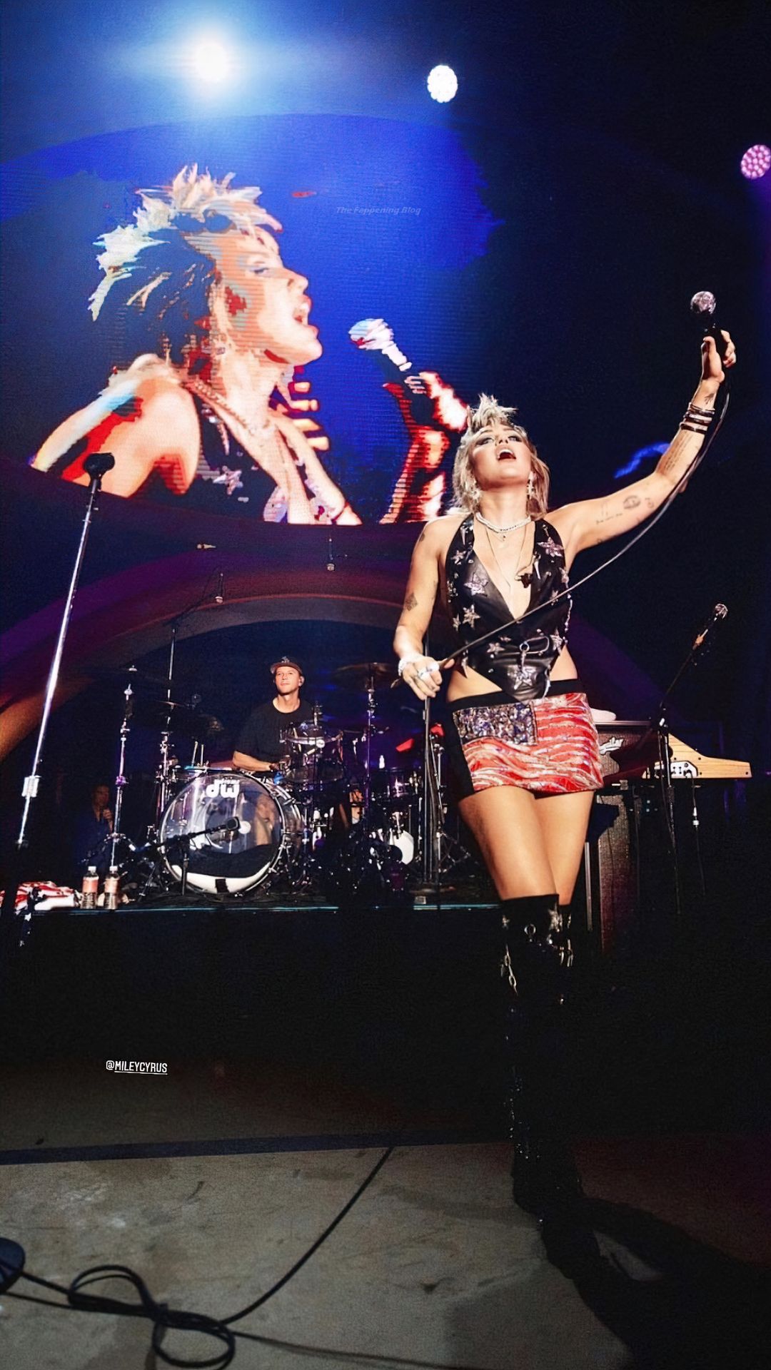 Miley-Cyurs-Racy-Performance-48-thefappeningblog.com_.jpg