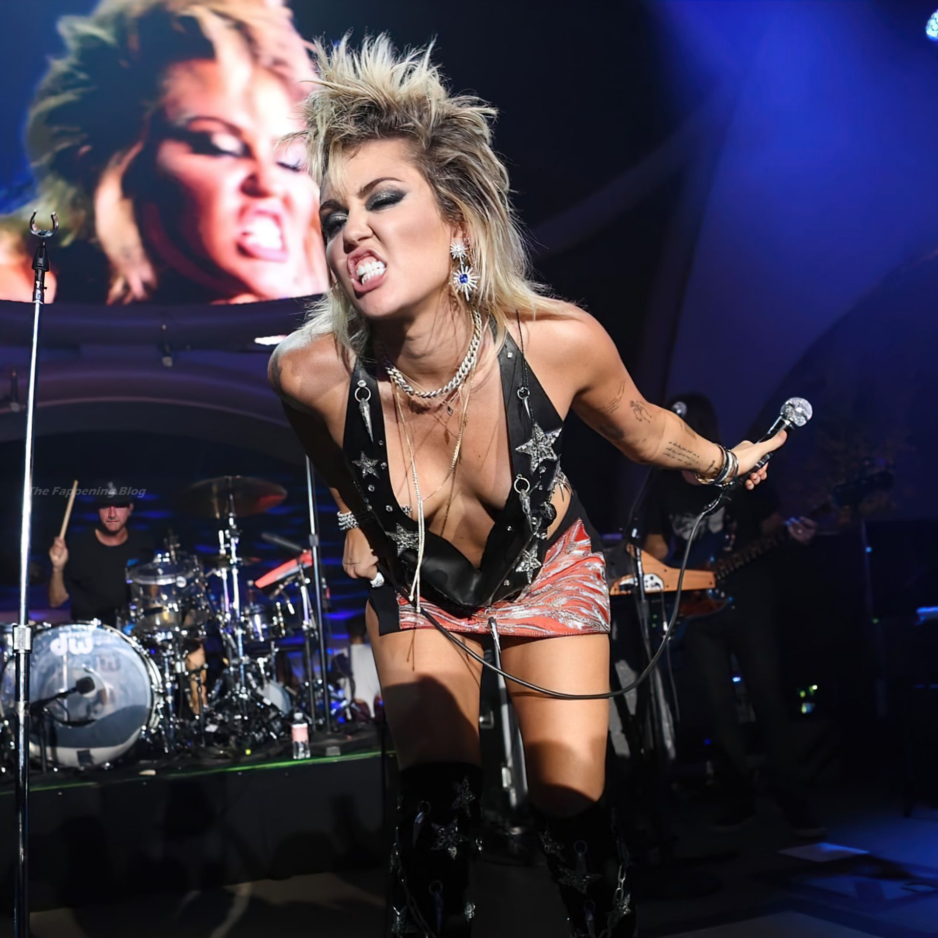 Miley-Cyurs-Racy-Performance-52-thefappeningblog.com_.jpg