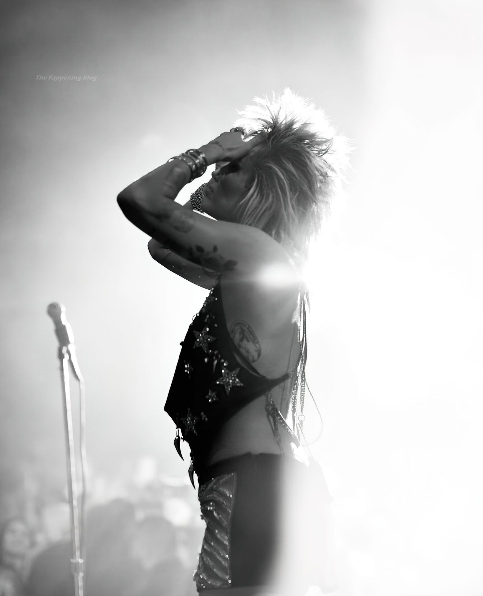 Miley-Cyurs-Racy-Performance-8-thefappeningblog.com_.jpg