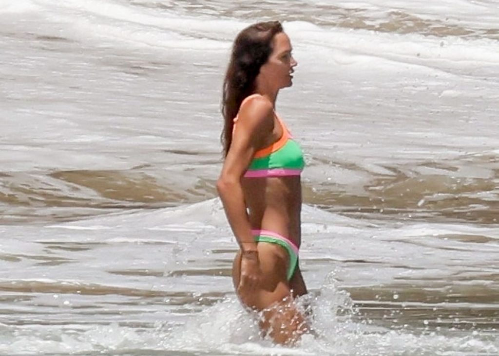 Morgan Brown and Her Boyfriend Gerard Butler Enjoy a Day at the Beach in Malibu (49 Photos)