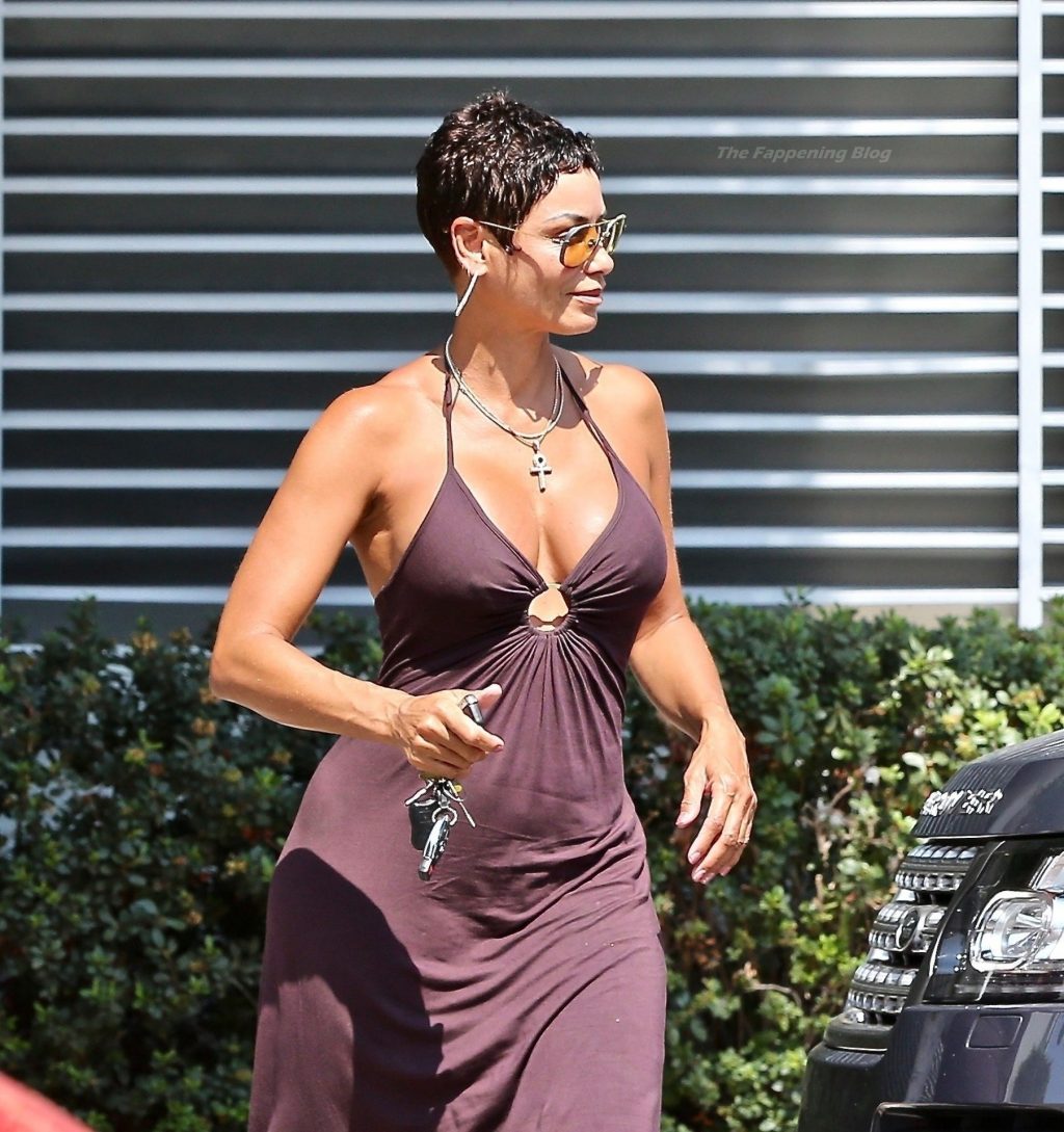 Busty Nicole Murphy Gets Fresh Fruit To-Go While Out and About in WeHo (18 Photos)