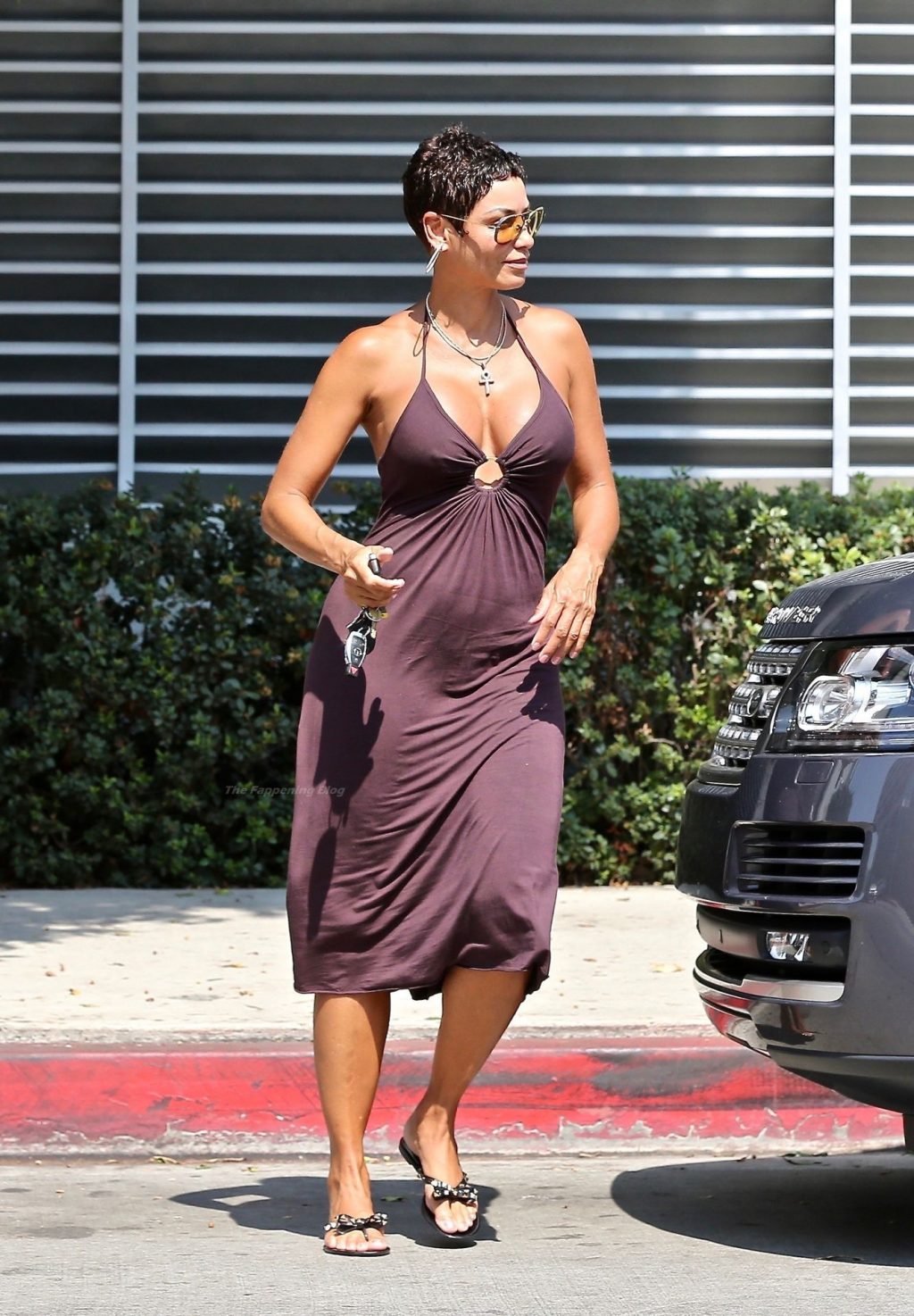 Busty Nicole Murphy Gets Fresh Fruit To-Go While Out and About in WeHo (18 Photos)