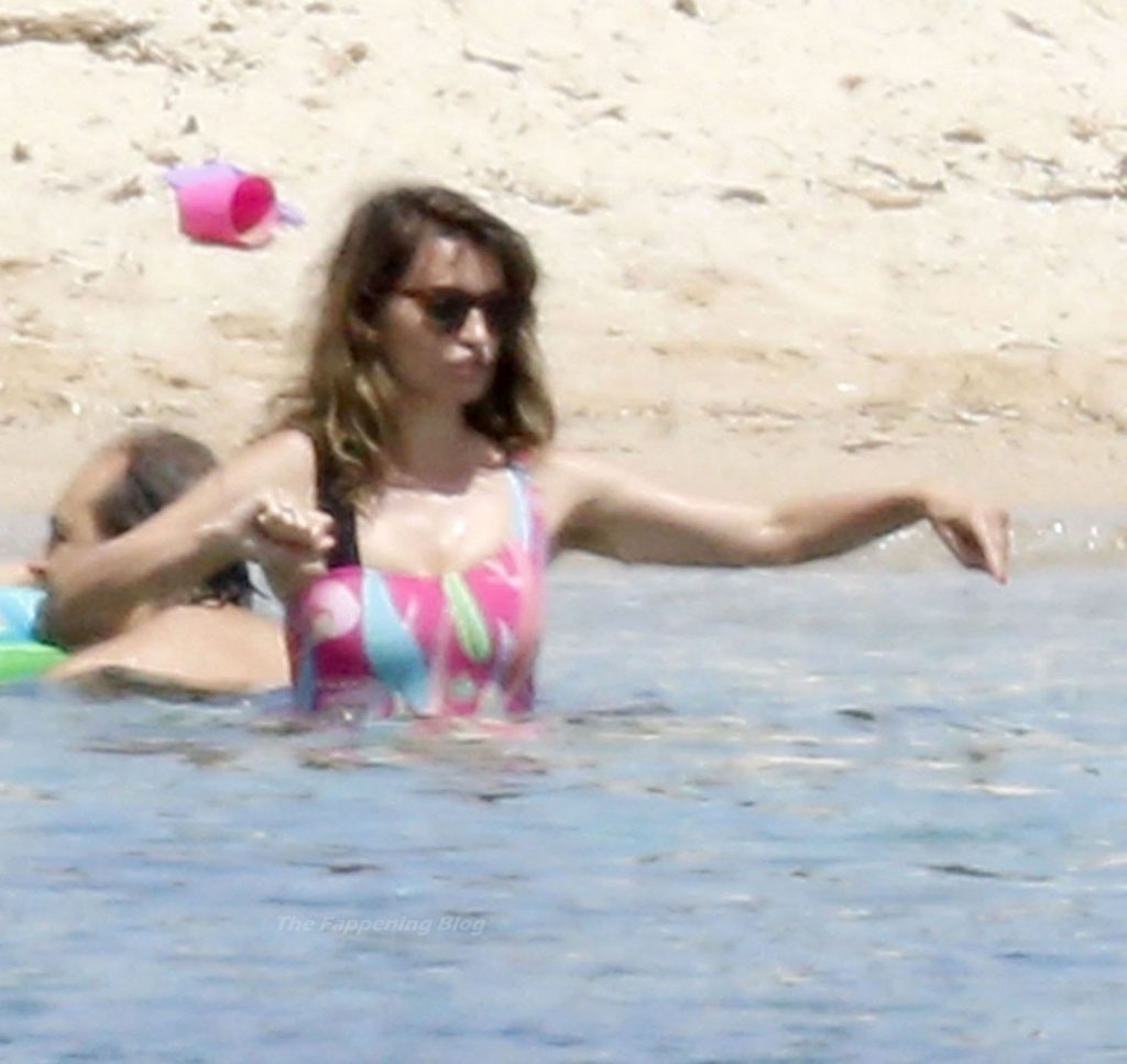 Javier Bardem &amp; Penelope Cruz Hit The Beach on Their Sun-Kissed Holiday in Sardinia (46 Photos)