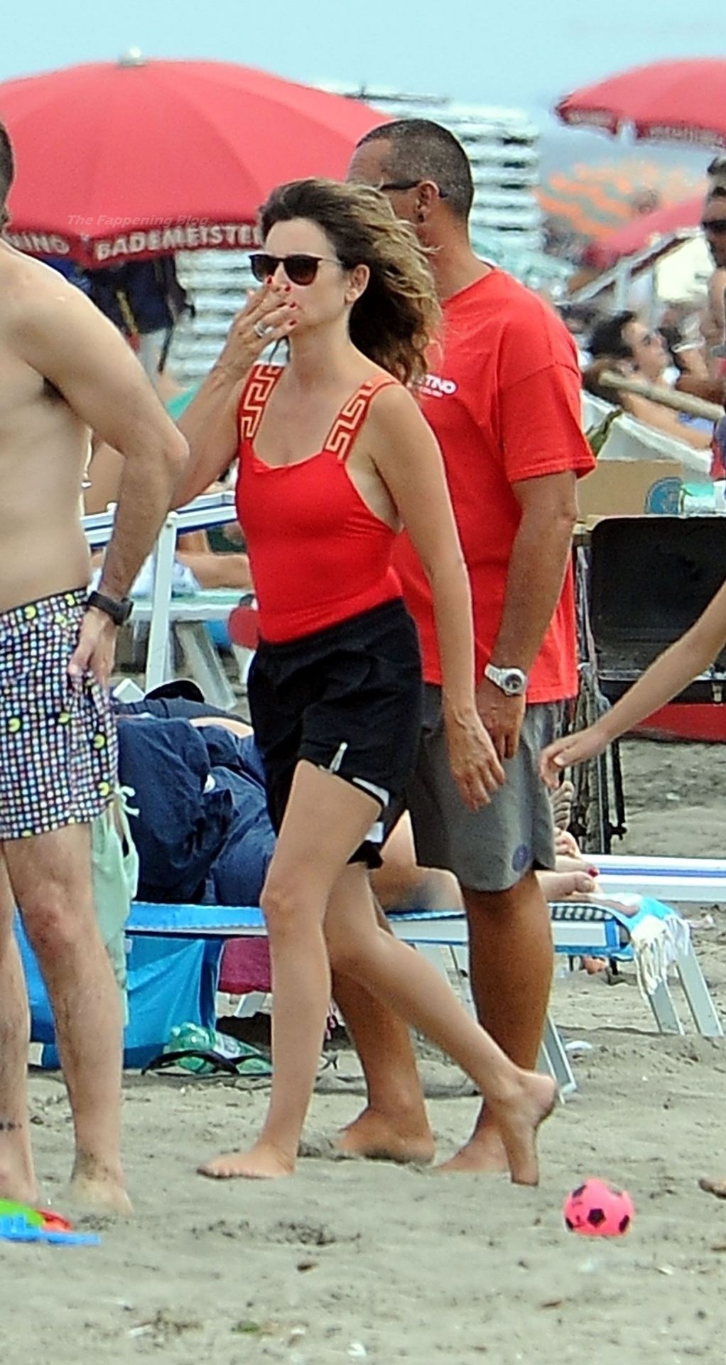 Penelope Cruz Enjoys a Day Out on the Beach On Holiday in Fregene (59 Photos)