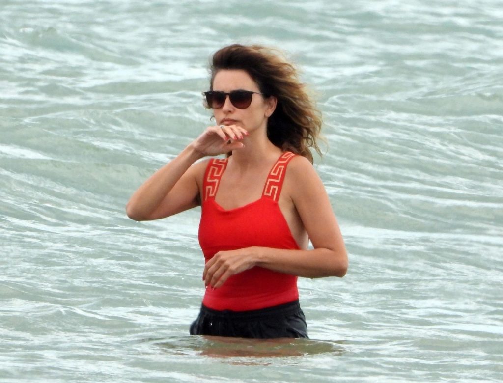 Penelope Cruz Enjoys a Day Out on the Beach On Holiday in Fregene (59 Photos)