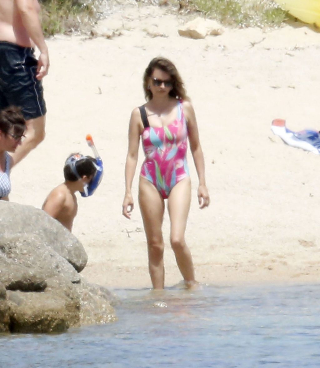 Javier Bardem &amp; Penelope Cruz Hit The Beach on Their Sun-Kissed Holiday in Sardinia (46 Photos)