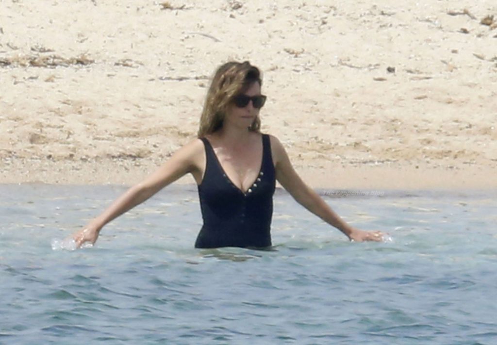 Penelope Cruz &amp; Javier Bardem Enjoy a Day at the Beach in Sardinia (24 Photos)