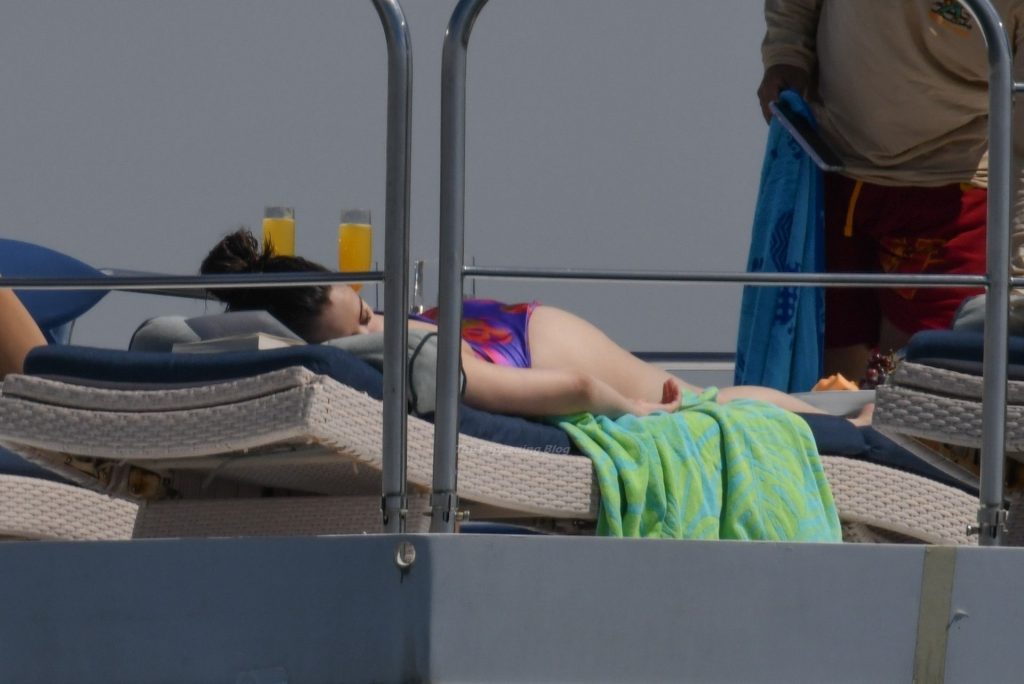Selena Gomez Makes a Very Rare Appearance As She’s Seen Aboard a Boat with Friends (8 Photos)