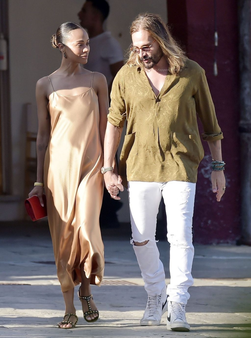 Braless Zoe Saldana Enjoys a Dinner Date with Her Husband in Portofino (21 Photos)