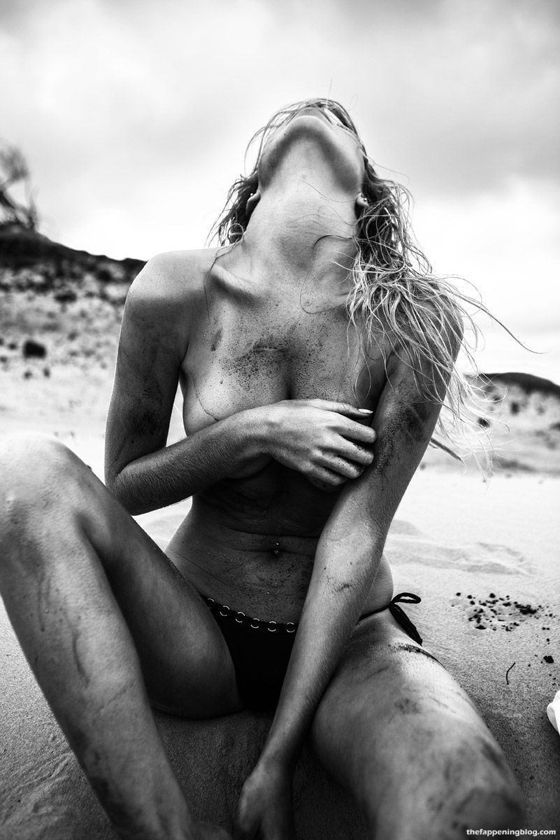 Alice Roberts Nude &amp; Sexy (18 Photos)