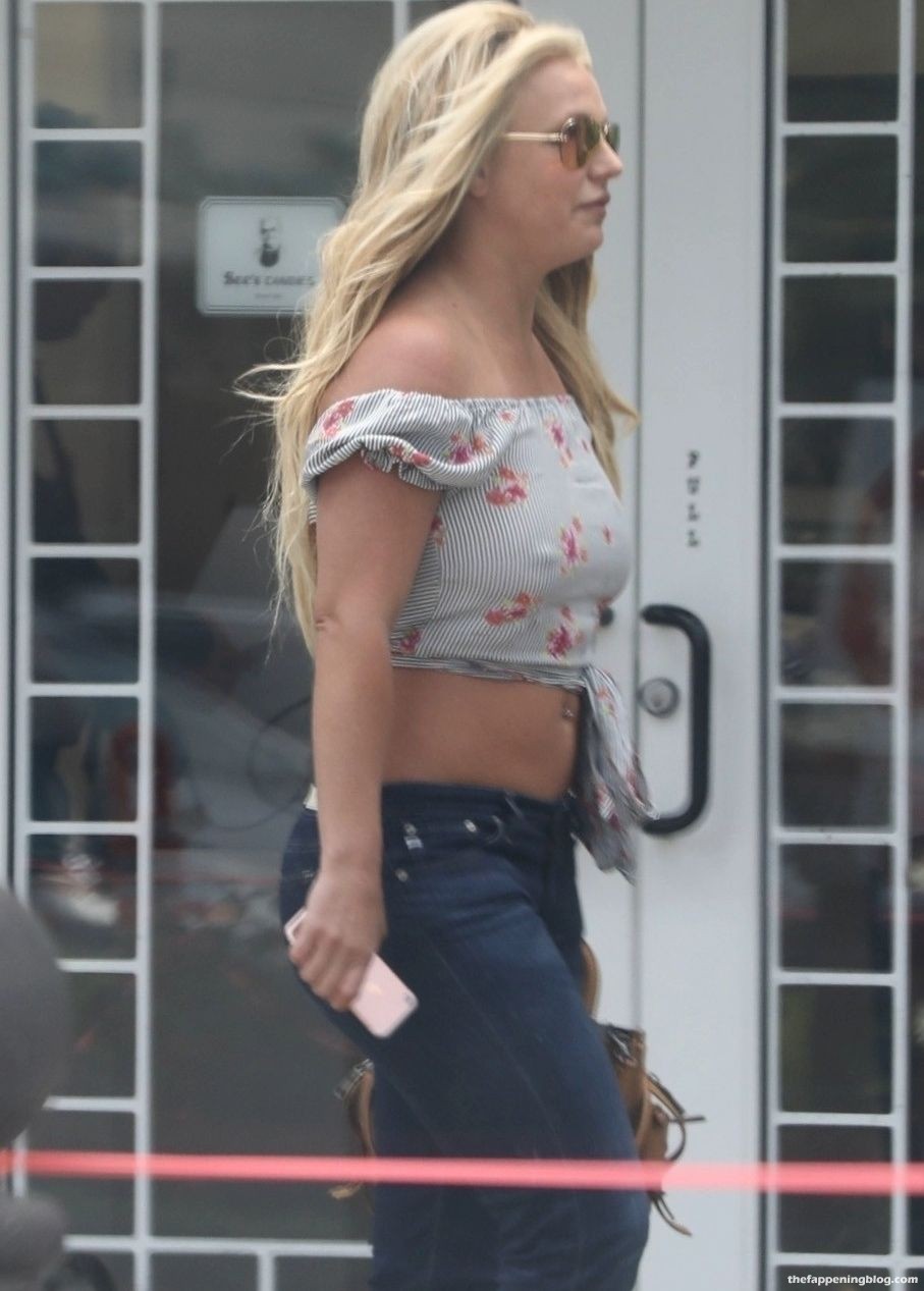 britney-spears-braless-17808-thefappeningblog.com1_.jpg