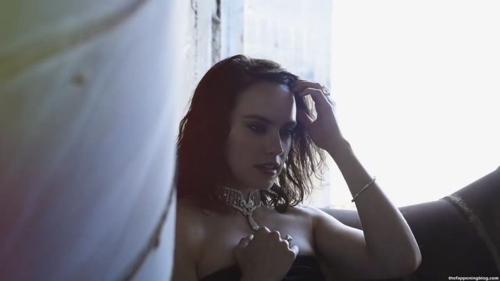 Daisy Ridley Nude &amp; Sexy (131 Photos + Possible LEAKED Porn &amp; Topless Scenes) [Updated]