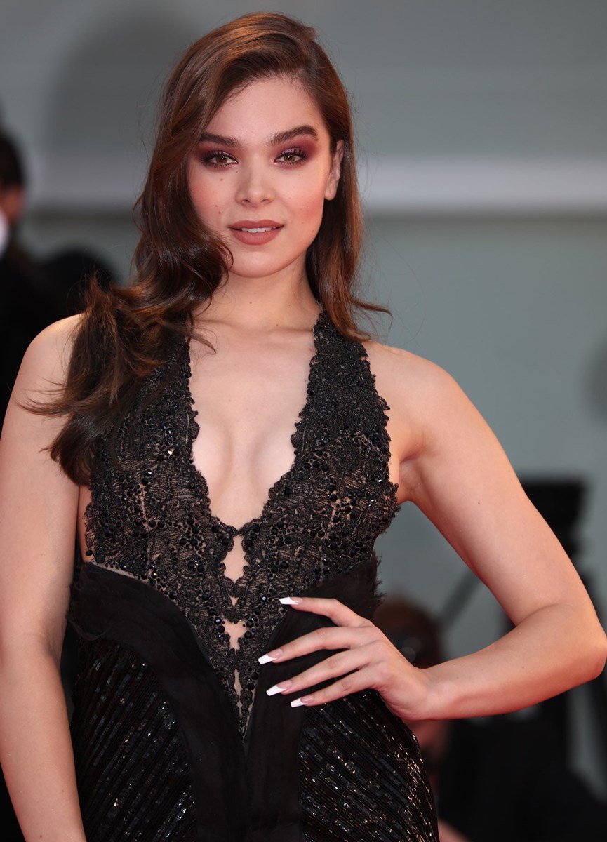 Hailee Steinfeld Nude &amp; Sexy Collection (34 Photos + Video) [Updated 09/19/21]