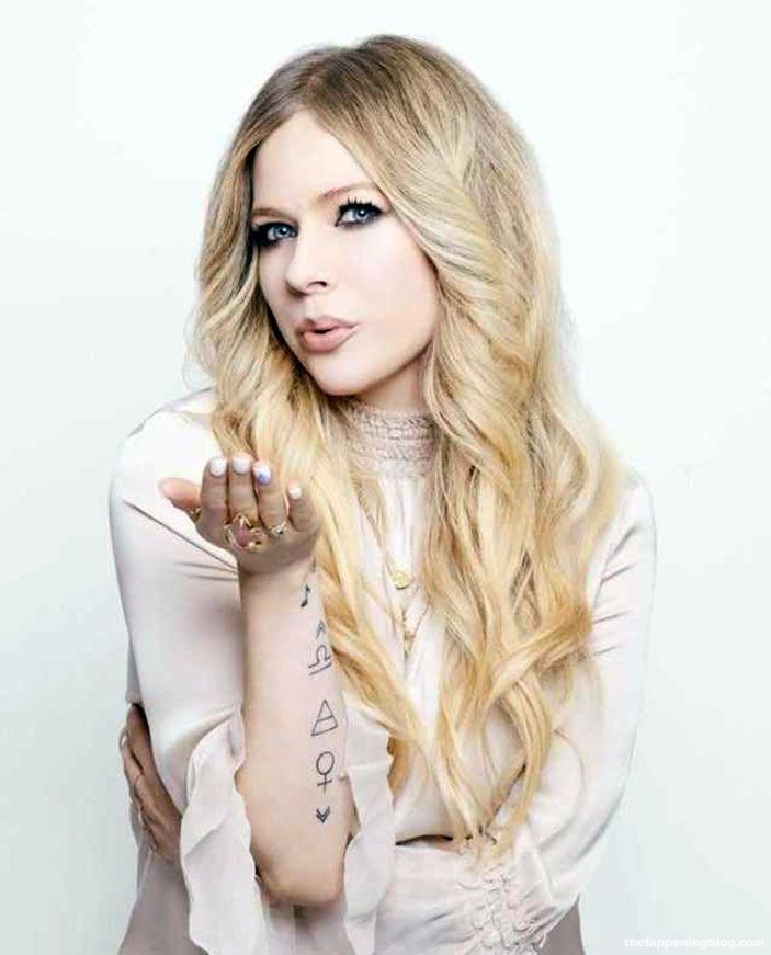 Avril Lavigne Nude &amp; Sexy Collection – Part 2 (155 Photos + Videos)