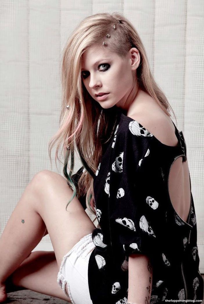 Avril Lavigne Nude &amp; Sexy Collection – Part 2 (155 Photos + Videos)