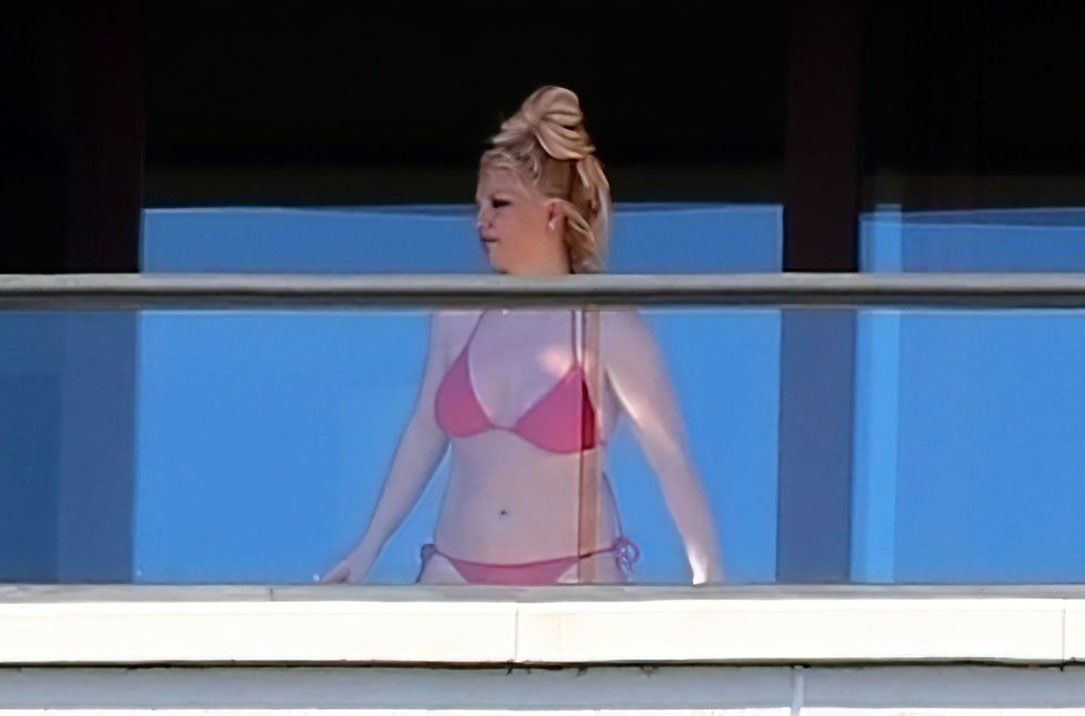 0721104508758_129_Britney-Spears-nude-tits-bikini-topless-sexy-porn-10-thefappeningblog.com_.jpg