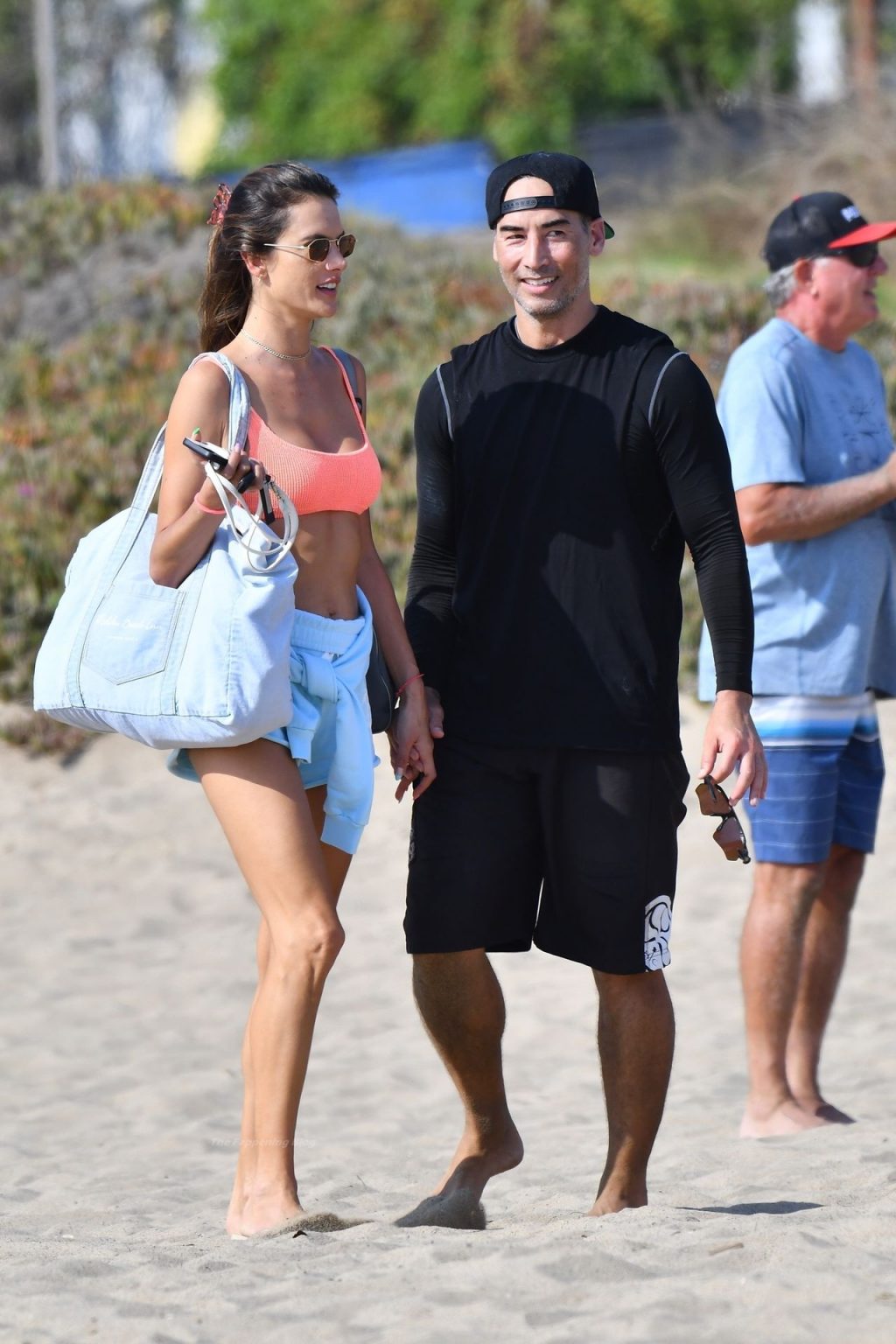 Alessandra Ambrosio Enjoys a Game with Friends on the Beach in Santa Monica (69 Photos)