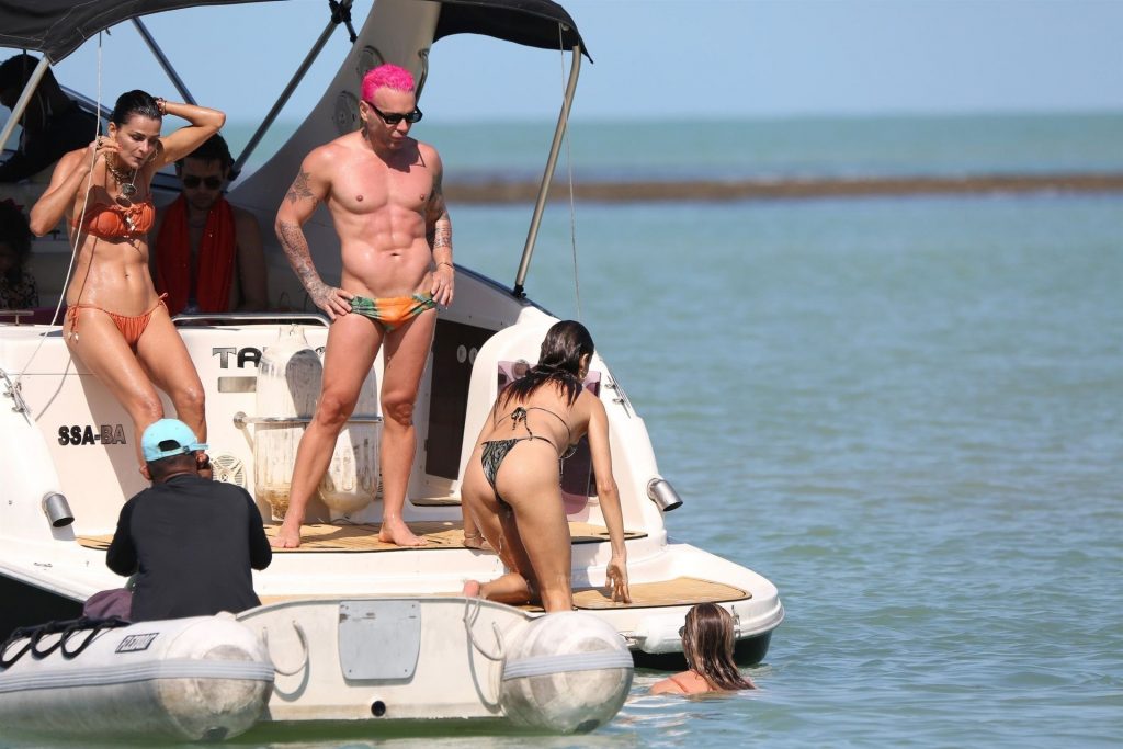 Alessandra Ambrosio and Her Friends are Having the Time of Their Lives During Boat Ride in Trancoso (142 Photos) [Updated]