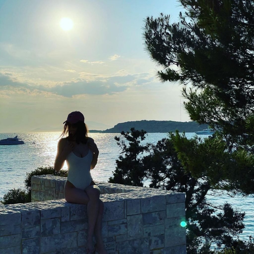 Alexandra Daddario Sexy (9 Pics + Videos)