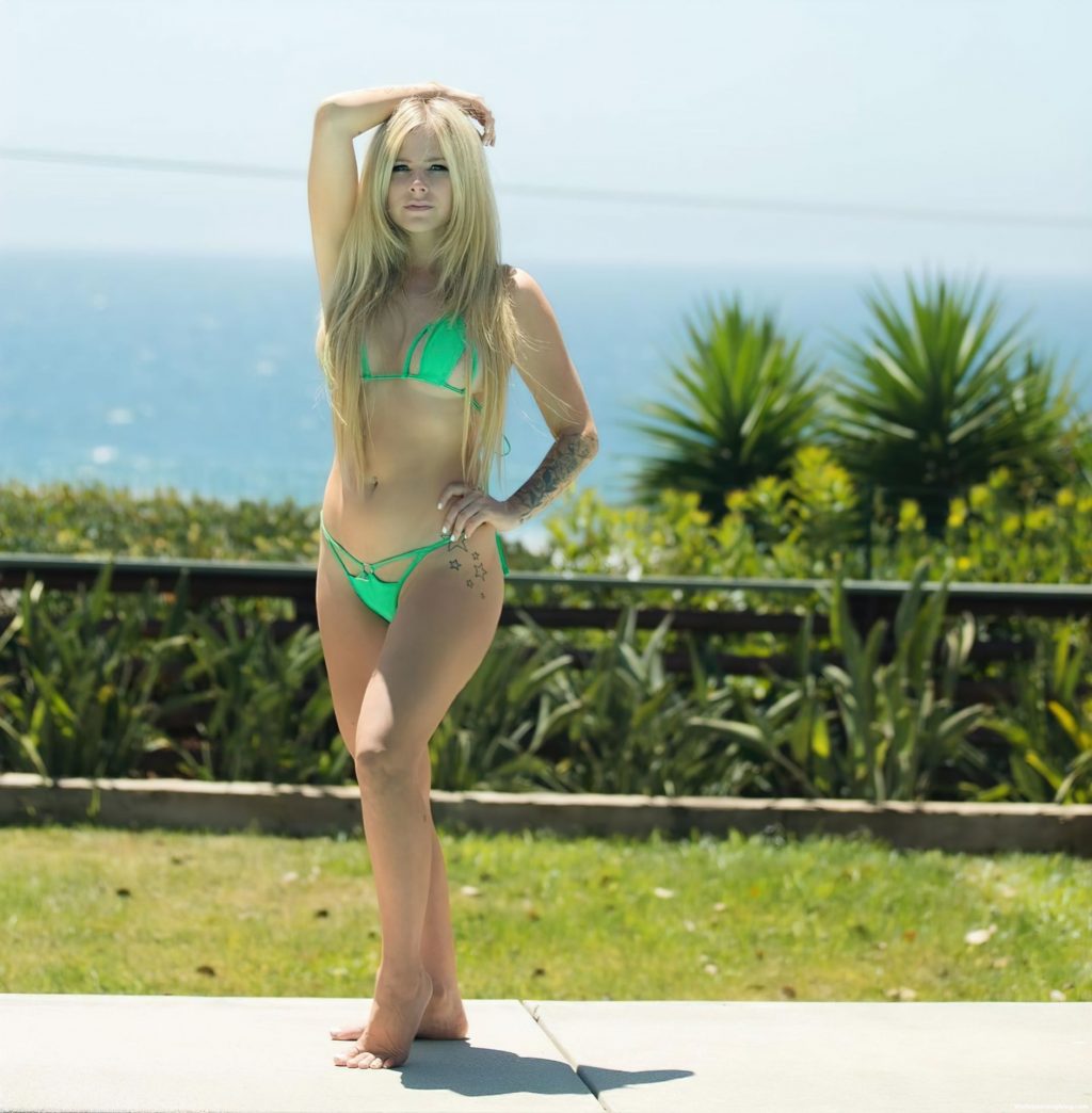 Avril Lavigne Sexy (13 Photos) [Updated]