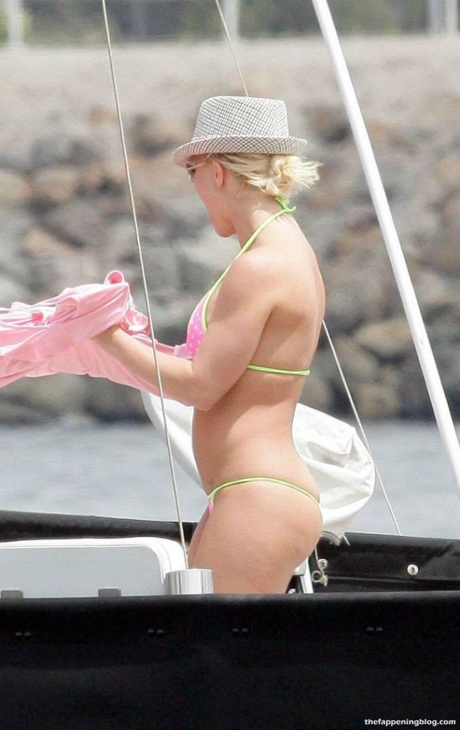 Britney Spears Nude &amp; Sexy Collection – Part 2 (157 Photos + Videos)