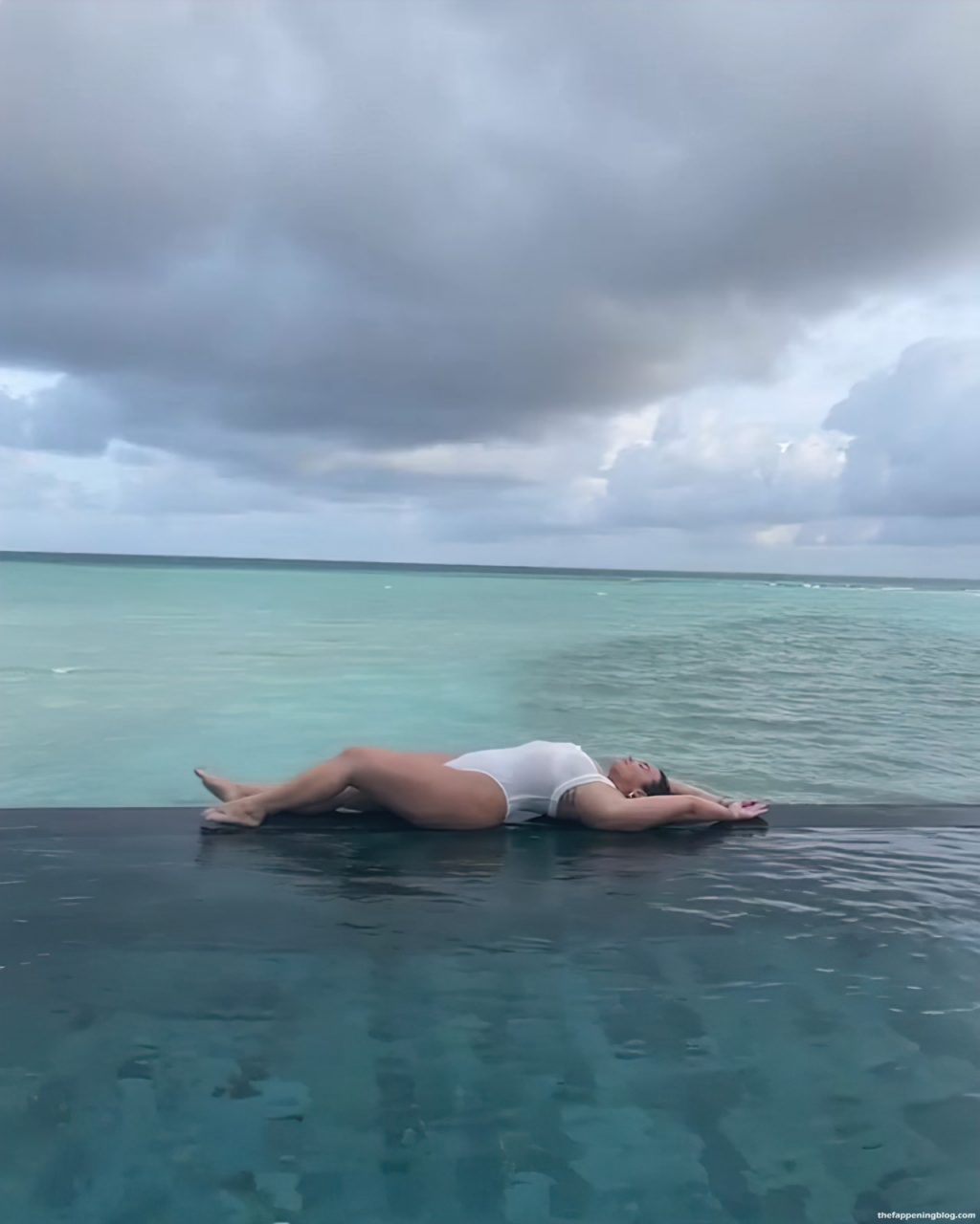 Demi Lovato Enjoys Her Vacation in The Maldives (5 Photos  + Video)