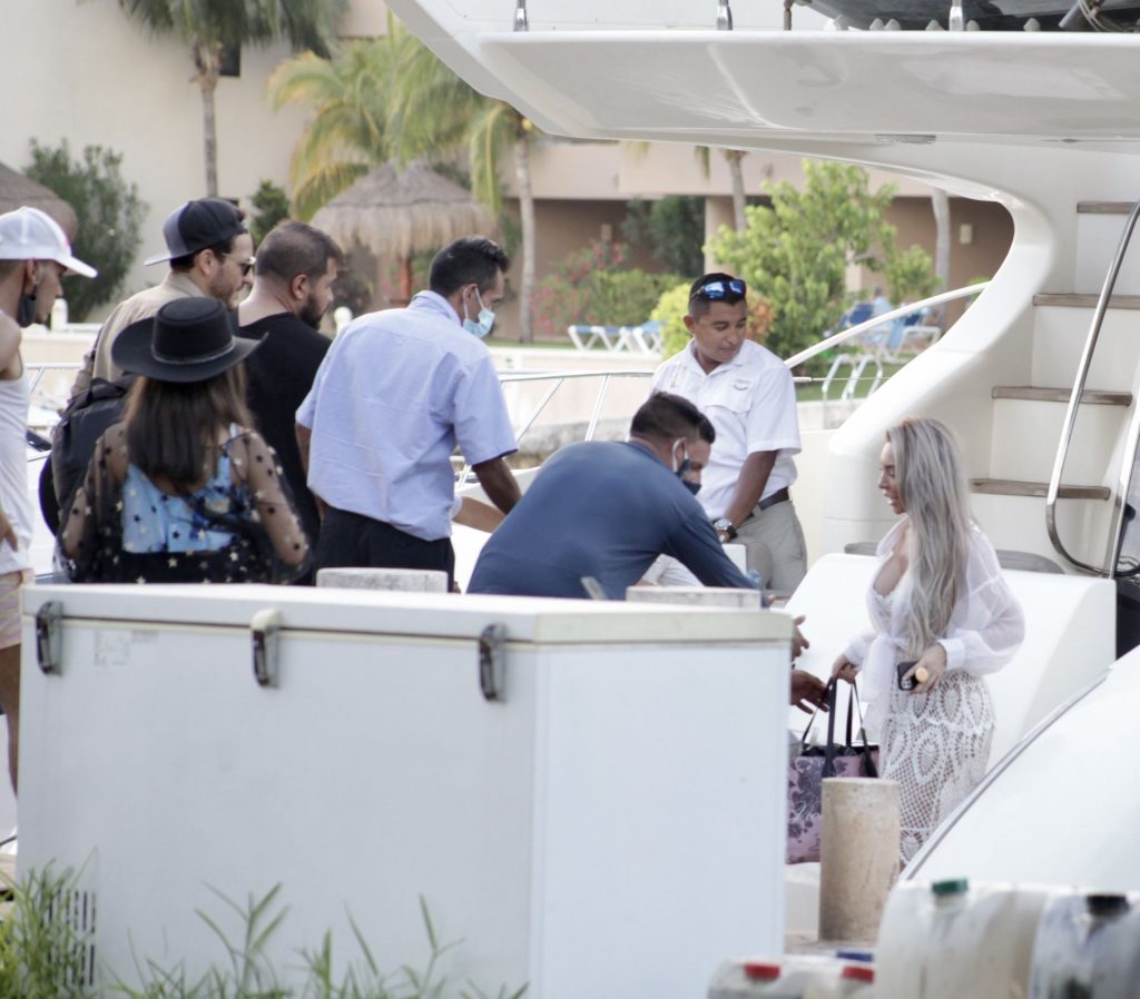 Farrah Abraham Enjoys a Day on a Luxury Yacht in Mexico (14 Photos)
