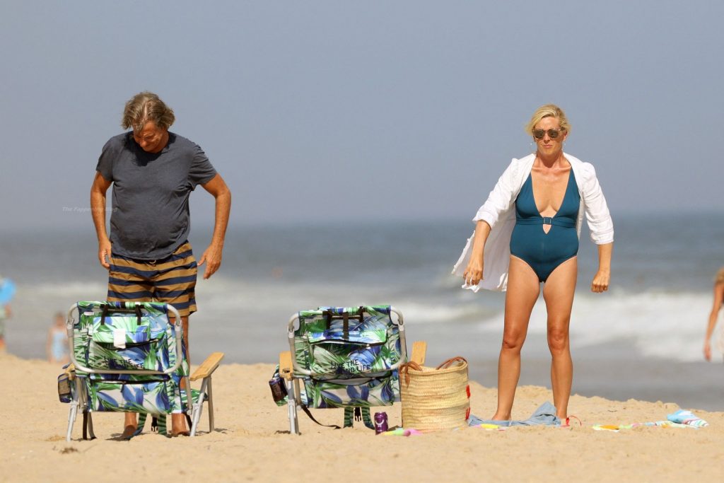 Jane Krakowski Spends Quality Time at the Beach with Her Boyfriend David Rockwell (71 Photos)