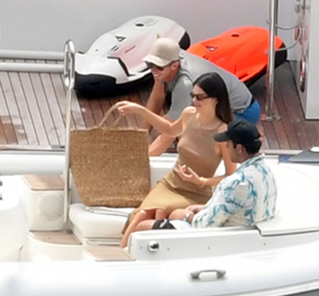 Kendall Jenner Packs on the PDA with Boyfriend Devin Booker in Salerno (116 Photos)