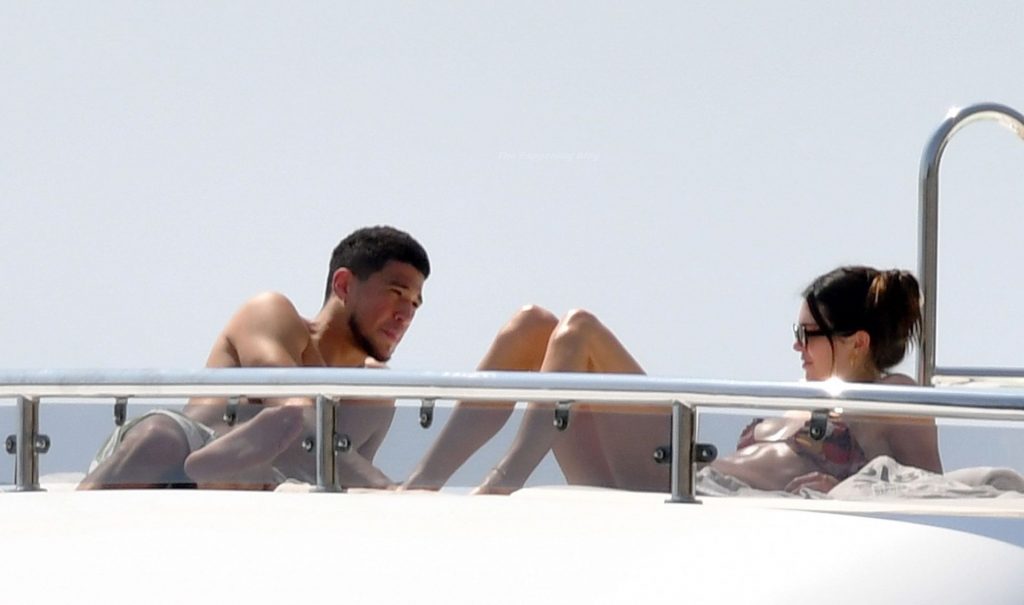 Kendall Jenner Enjoys Her Vacation with Devin Booker in Capri (44 Photos) [Updated]