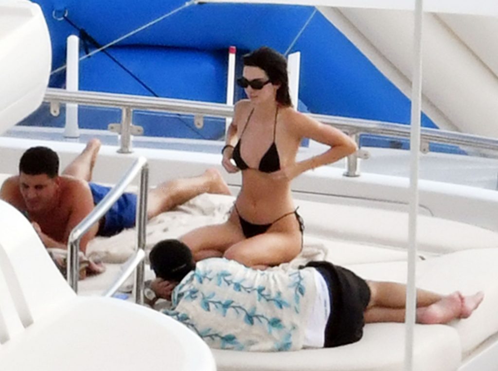 Kendall Jenner Packs on the PDA with Boyfriend Devin Booker in Salerno (116 Photos)