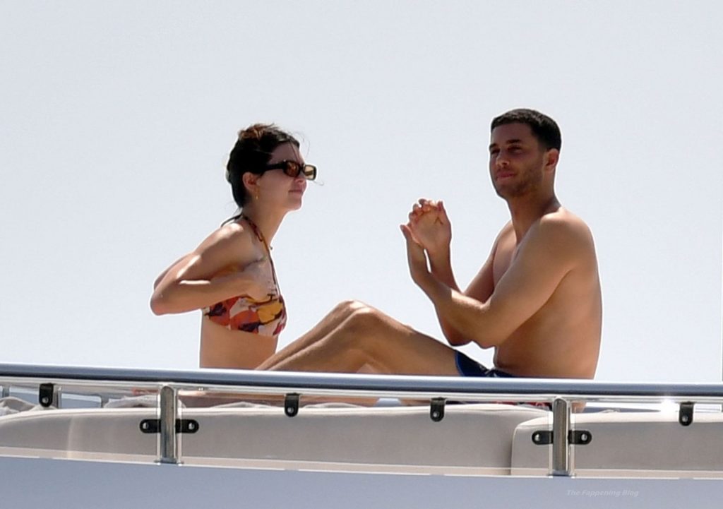 Kendall Jenner Enjoys Her Vacation with Devin Booker in Capri (43 Photos)